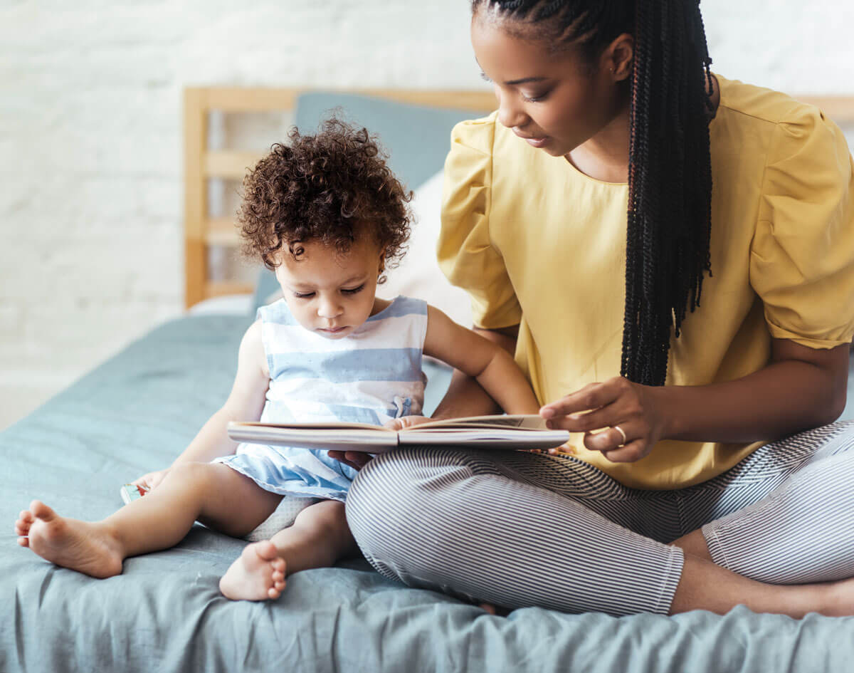 Mom_son_reading