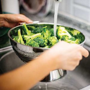Washing-broccoli